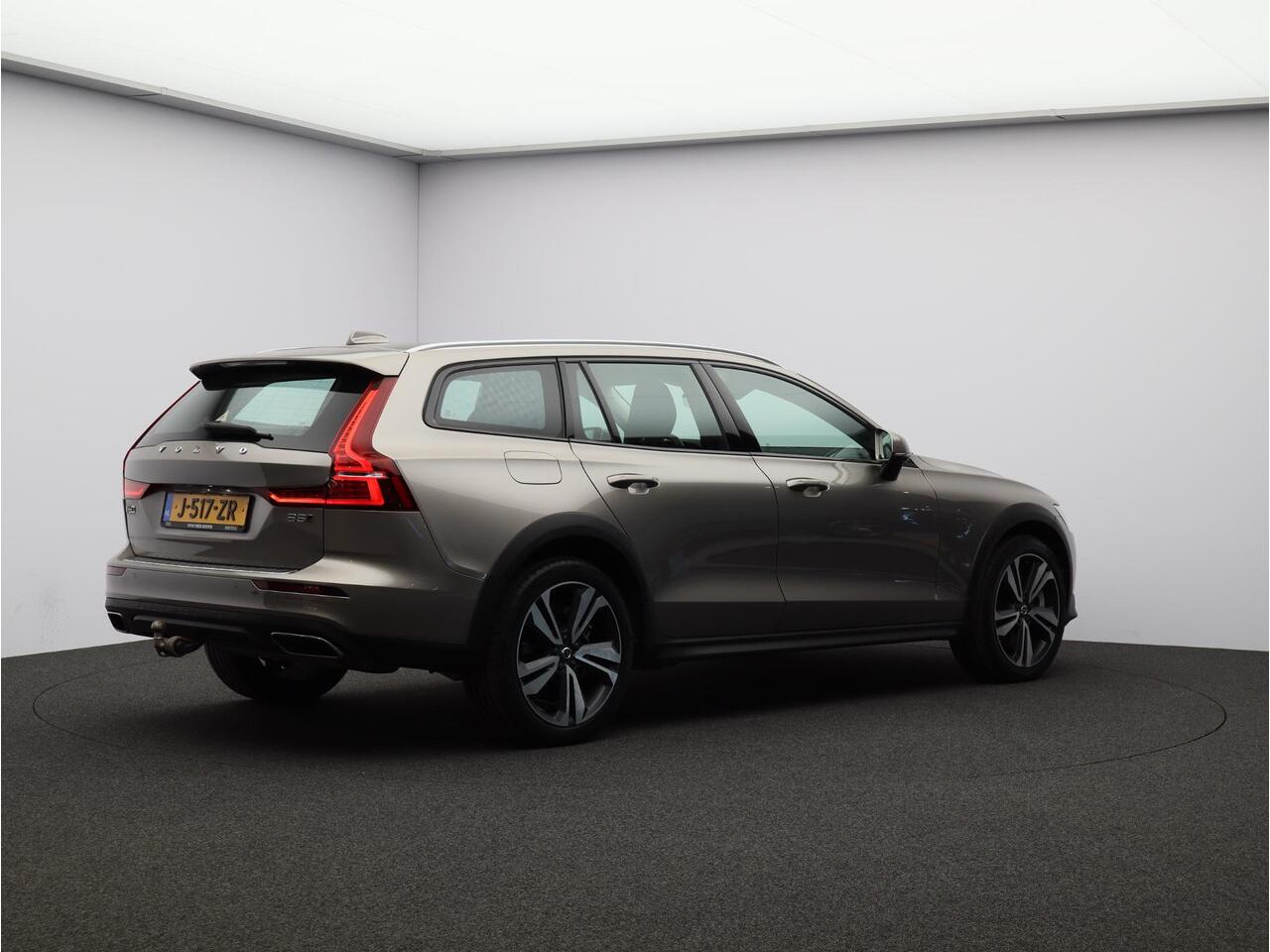 Volvo V60 CROSS COUNTRY 2.0 B5 AWD Pro / Trekhaak / Lederen Bekleding / Elektrisch Verst. Stoelen / Stoel+Stuurverwarming / Adaptive Cruise / BLIS / Keyless /