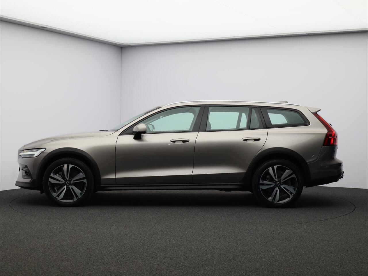 Volvo V60 CROSS COUNTRY 2.0 B5 AWD Pro / Trekhaak / Lederen Bekleding / Elektrisch Verst. Stoelen / Stoel+Stuurverwarming / Adaptive Cruise / BLIS / Keyless /