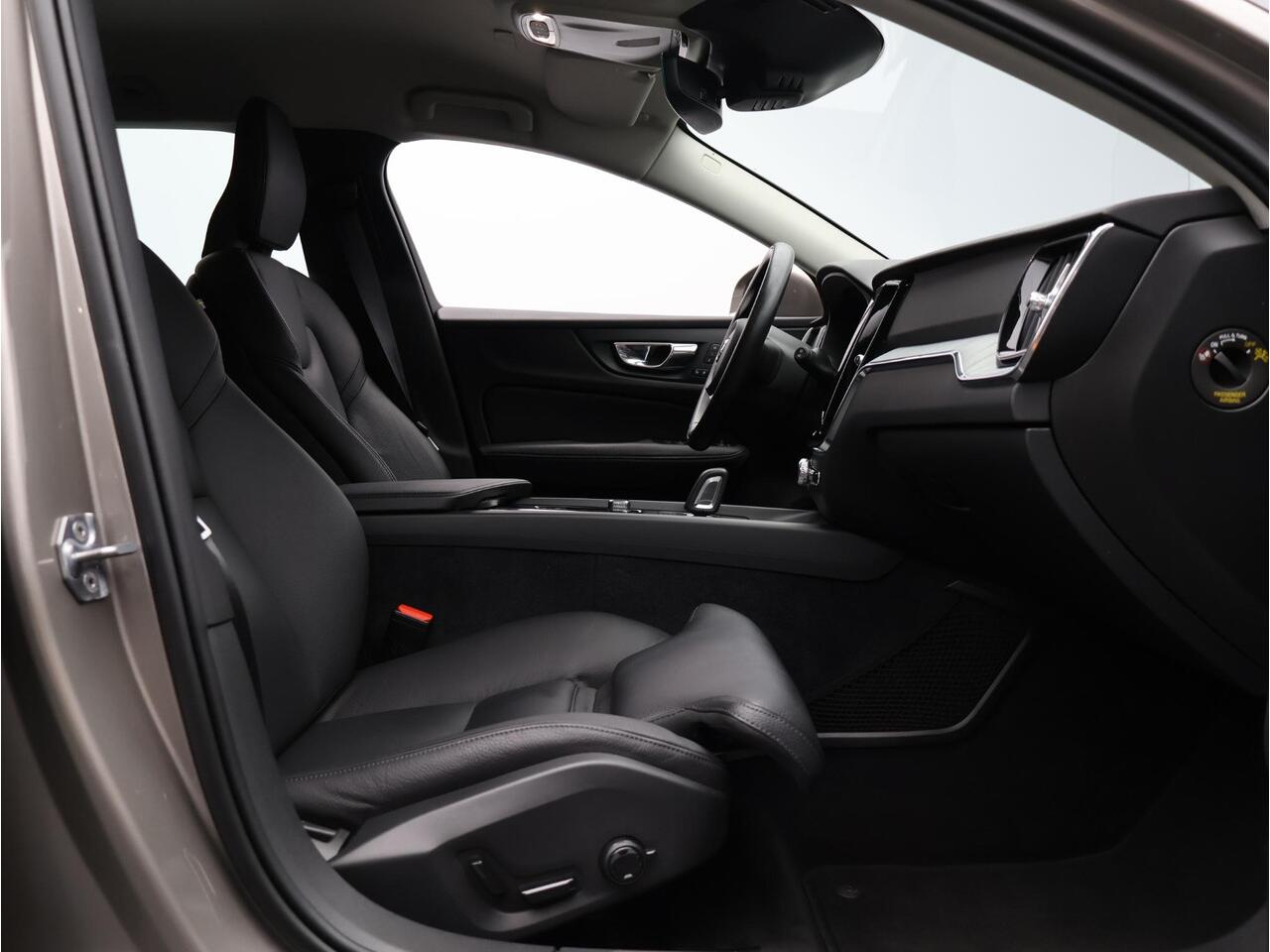 Volvo V60 CROSS COUNTRY 2.0 B5 AWD Pro / Trekhaak / Lederen Bekleding / Elektrisch Verst. Stoelen / Stoel+Stuurverwarming / Adaptive Cruise / BLIS / Keyless /