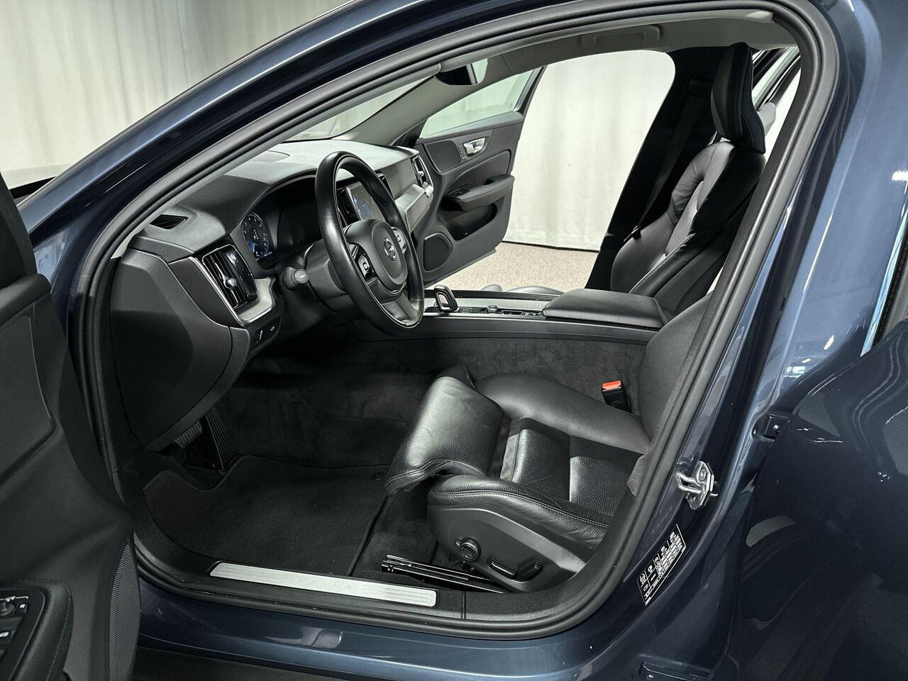 Volvo V60 CROSS COUNTRY 2.0 B5 AWD Pro Automaat | Trekhaak | Leder | Memory