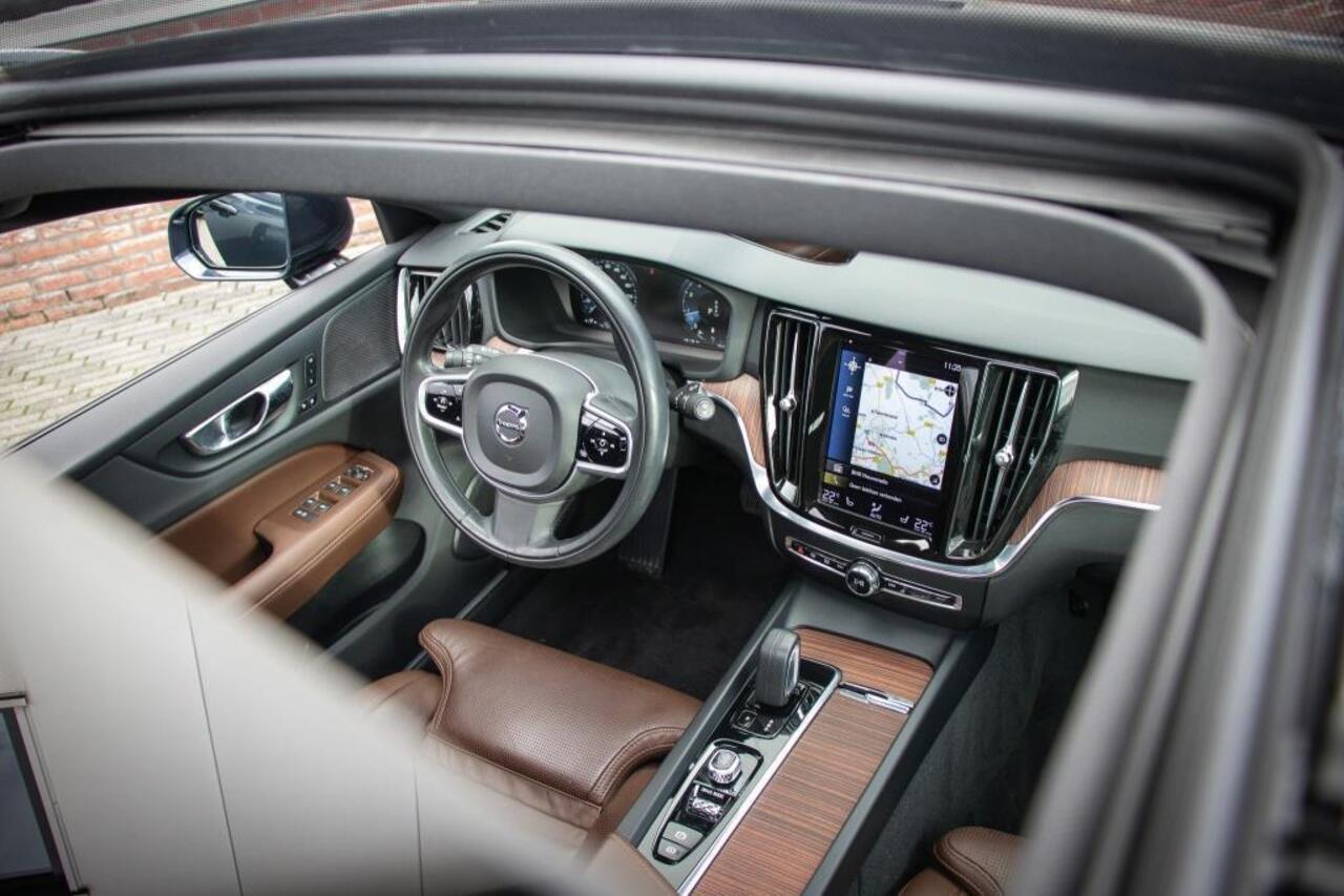 Volvo V60 CROSS COUNTRY 2.0 B5 AWD Pro | Panoramadak | Head-up display | Harman Kardon audio | Nappa lederen bekleding | 360 camera | Elektrische stoelverstelling | Standkachel | Adaptive cruise control | Trekhaak