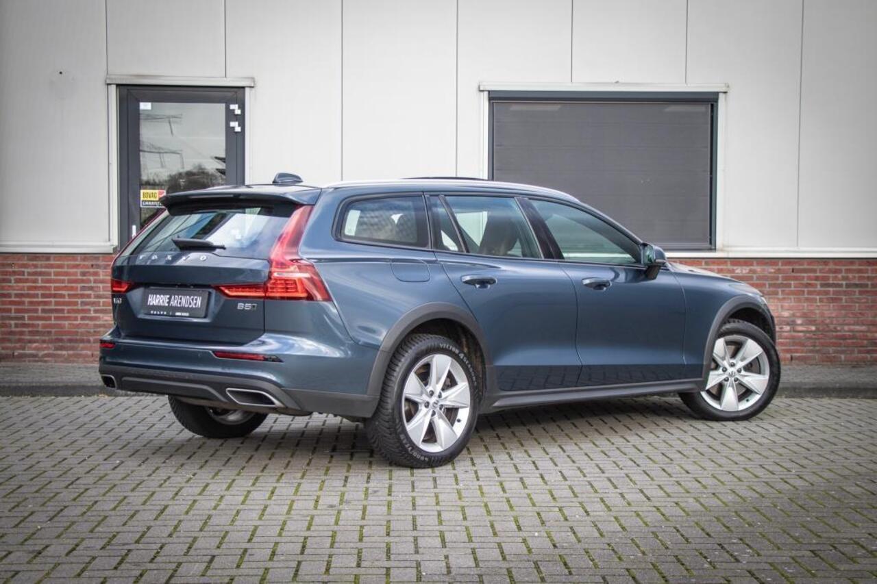 Volvo V60 CROSS COUNTRY 2.0 B5 AWD Pro | Panoramadak | Head-up display | Harman Kardon audio | Nappa lederen bekleding | 360 camera | Elektrische stoelverstelling | Standkachel | Adaptive cruise control | Trekhaak