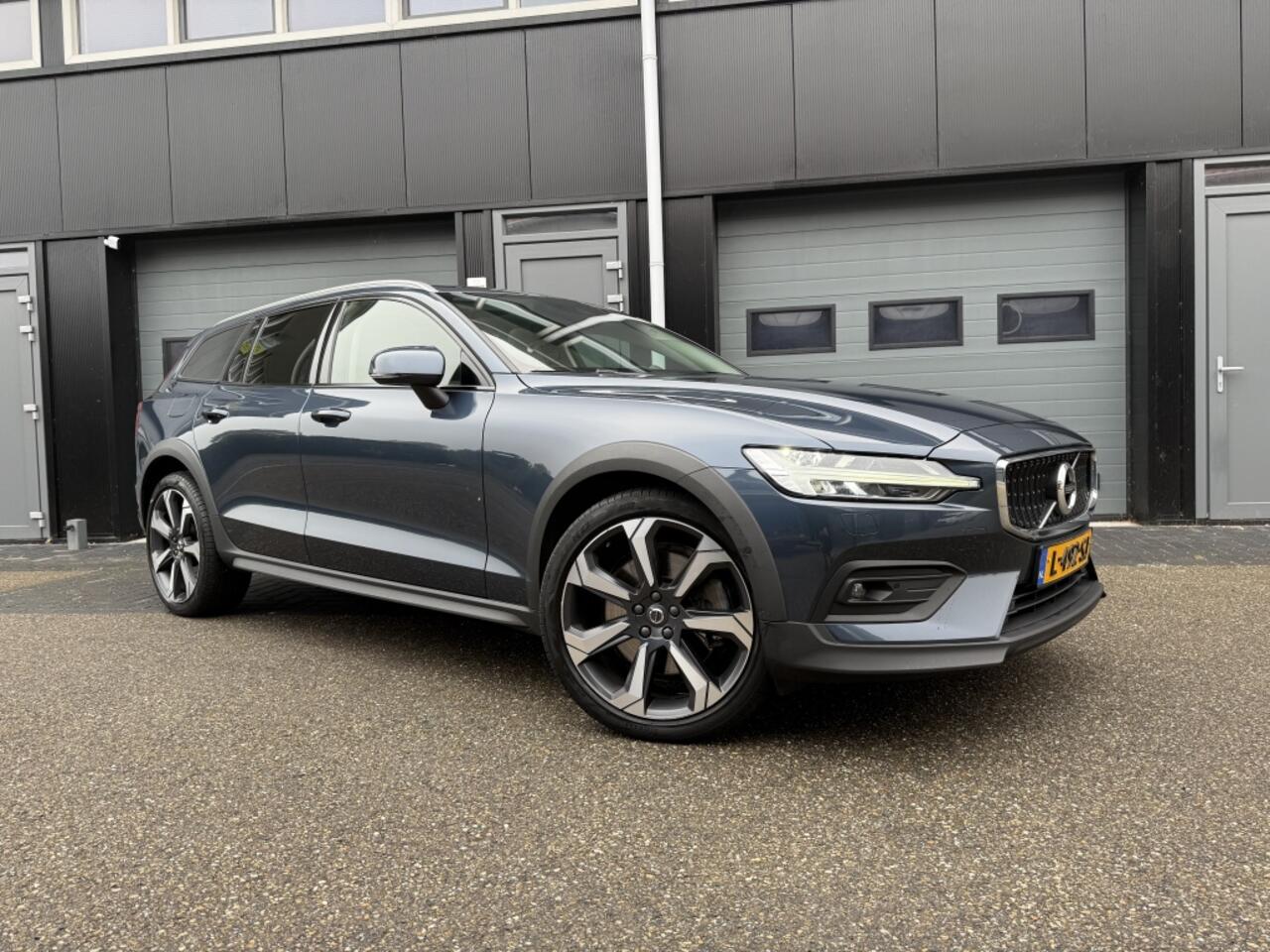 Volvo V60 CROSS COUNTRY 2.0 B5 AWD Pro Pano, Keyless, HUD, Camera...