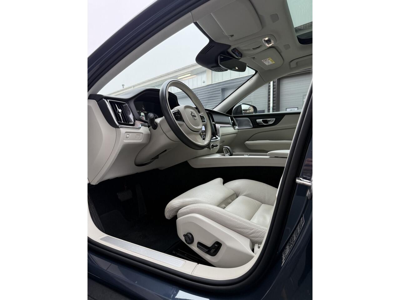 Volvo V60 CROSS COUNTRY 2.0 B5 AWD Pro Pano, Keyless, HUD, Camera...