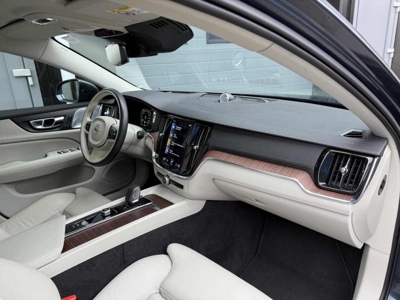 Volvo V60 CROSS COUNTRY 2.0 B5 AWD Pro Pano, Keyless, HUD, Camera...