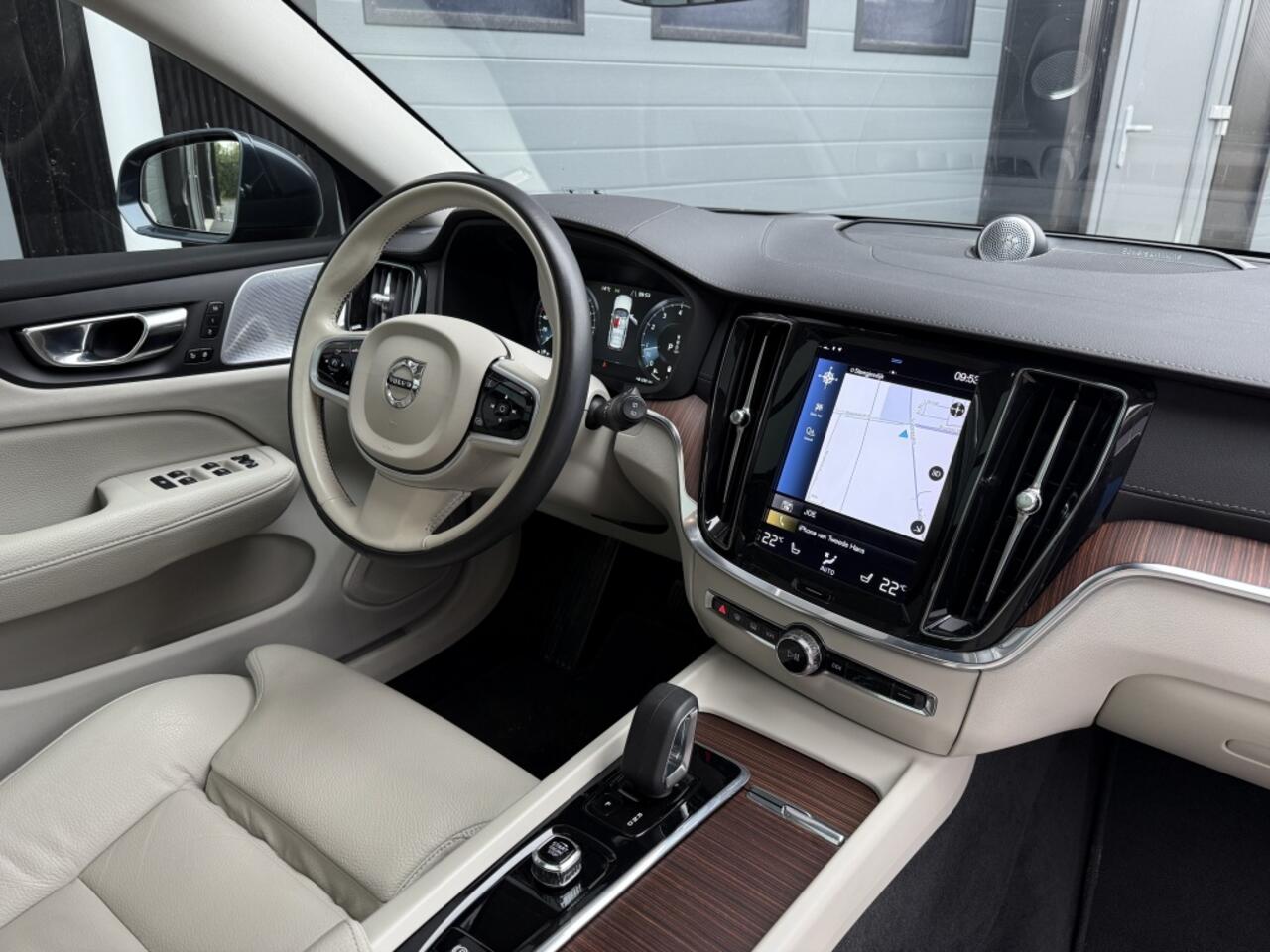 Volvo V60 CROSS COUNTRY 2.0 B5 AWD Pro Pano, Keyless, HUD, Camera...