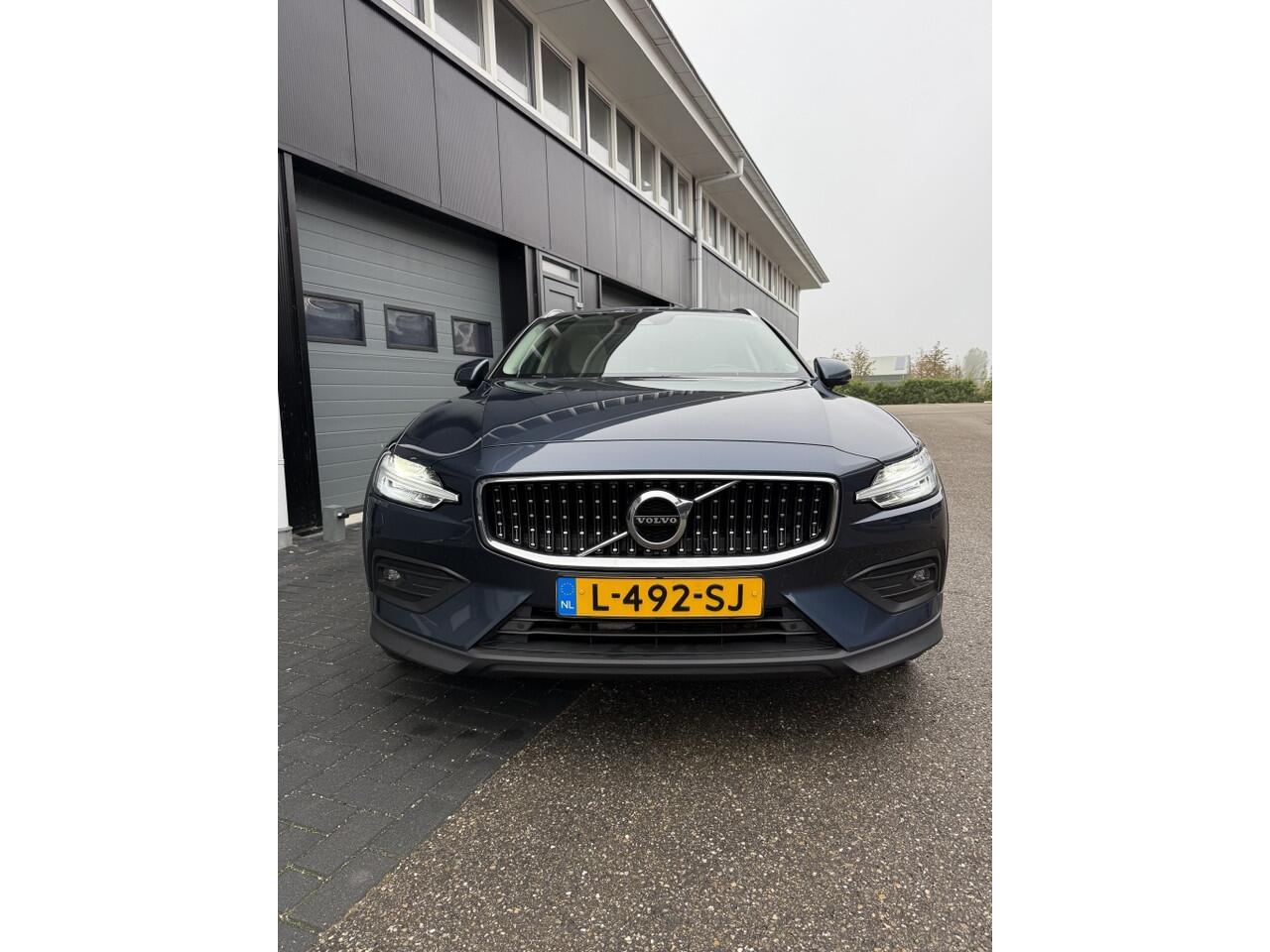 Volvo V60 CROSS COUNTRY 2.0 B5 AWD Pro Pano, Keyless, HUD, Camera...