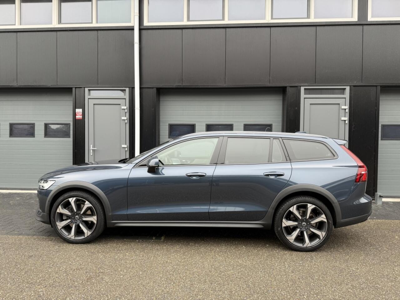 Volvo V60 CROSS COUNTRY 2.0 B5 AWD Pro Pano, Keyless, HUD, Camera...