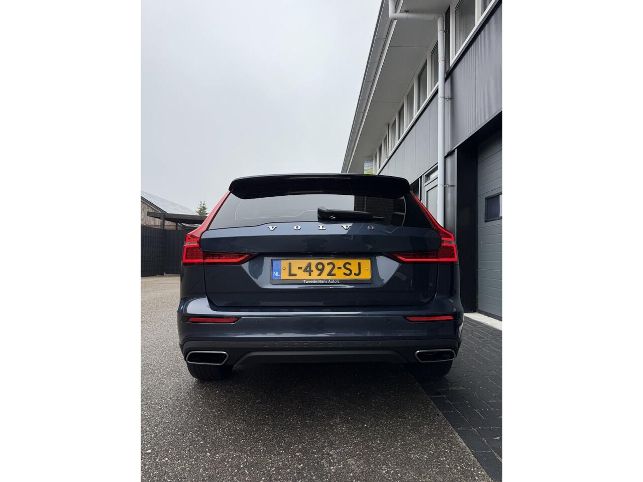 Volvo V60 CROSS COUNTRY 2.0 B5 AWD Pro Pano, Keyless, HUD, Camera...