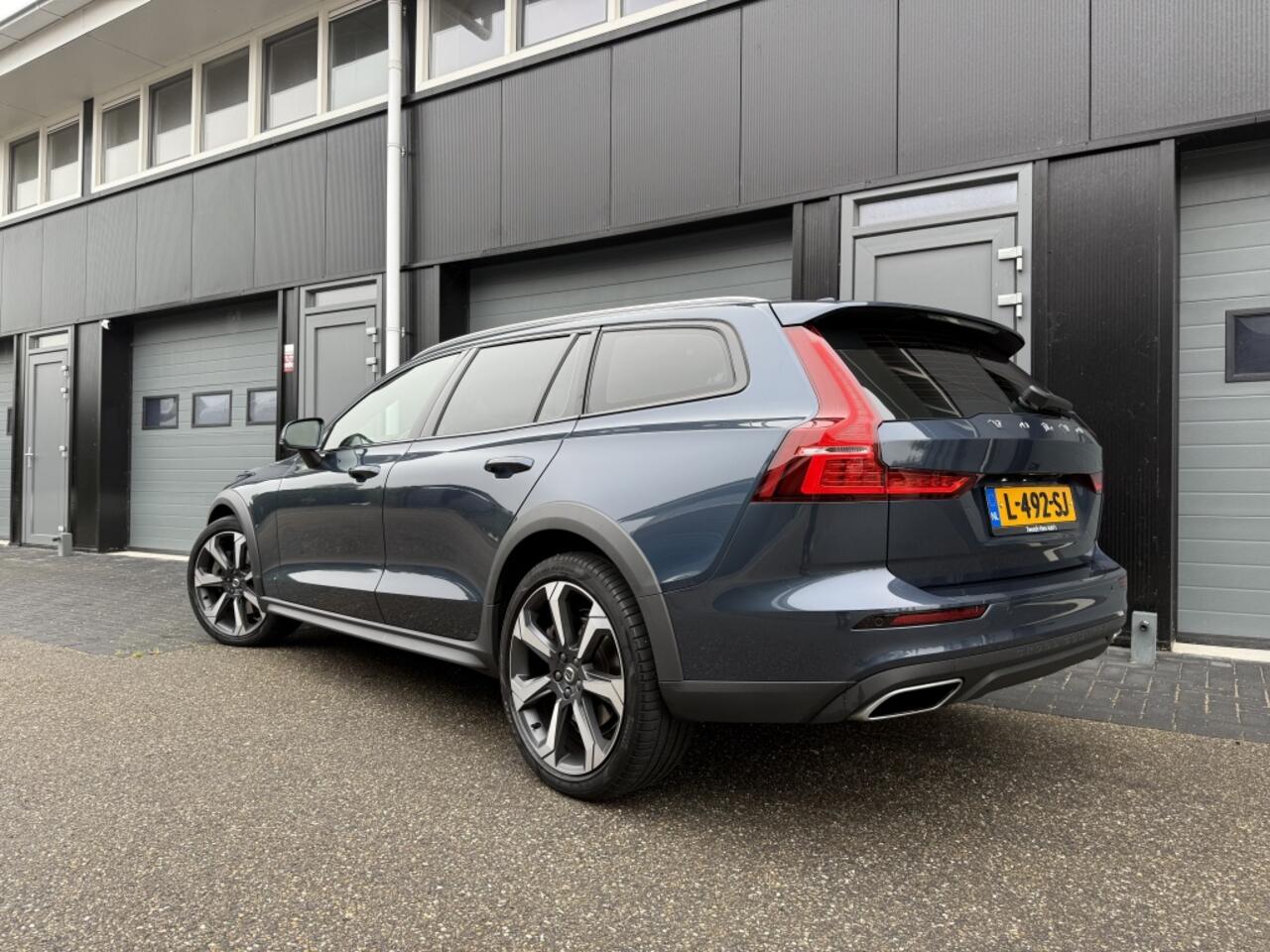 Volvo V60 CROSS COUNTRY 2.0 B5 AWD Pro Pano, Keyless, HUD, Camera...