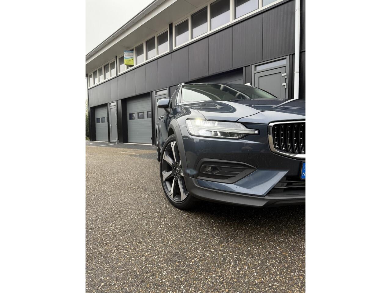 Volvo V60 CROSS COUNTRY 2.0 B5 AWD Pro Pano, Keyless, HUD, Camera...