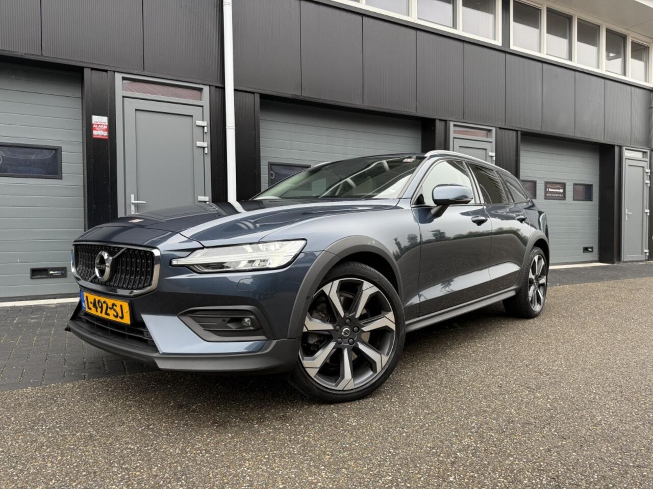 Volvo V60 CROSS COUNTRY 2.0 B5 AWD Pro Pano, Keyless, HUD, Camera...