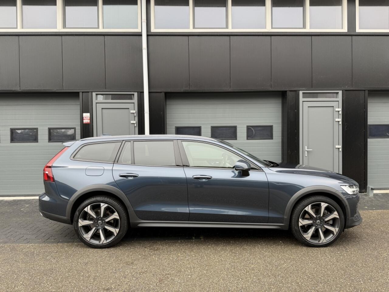 Volvo V60 CROSS COUNTRY 2.0 B5 AWD Pro Pano, Keyless, HUD, Camera...