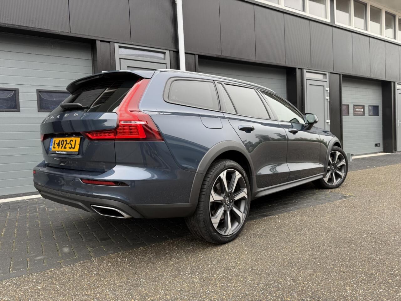 Volvo V60 CROSS COUNTRY 2.0 B5 AWD Pro Pano, Keyless, HUD, Camera...