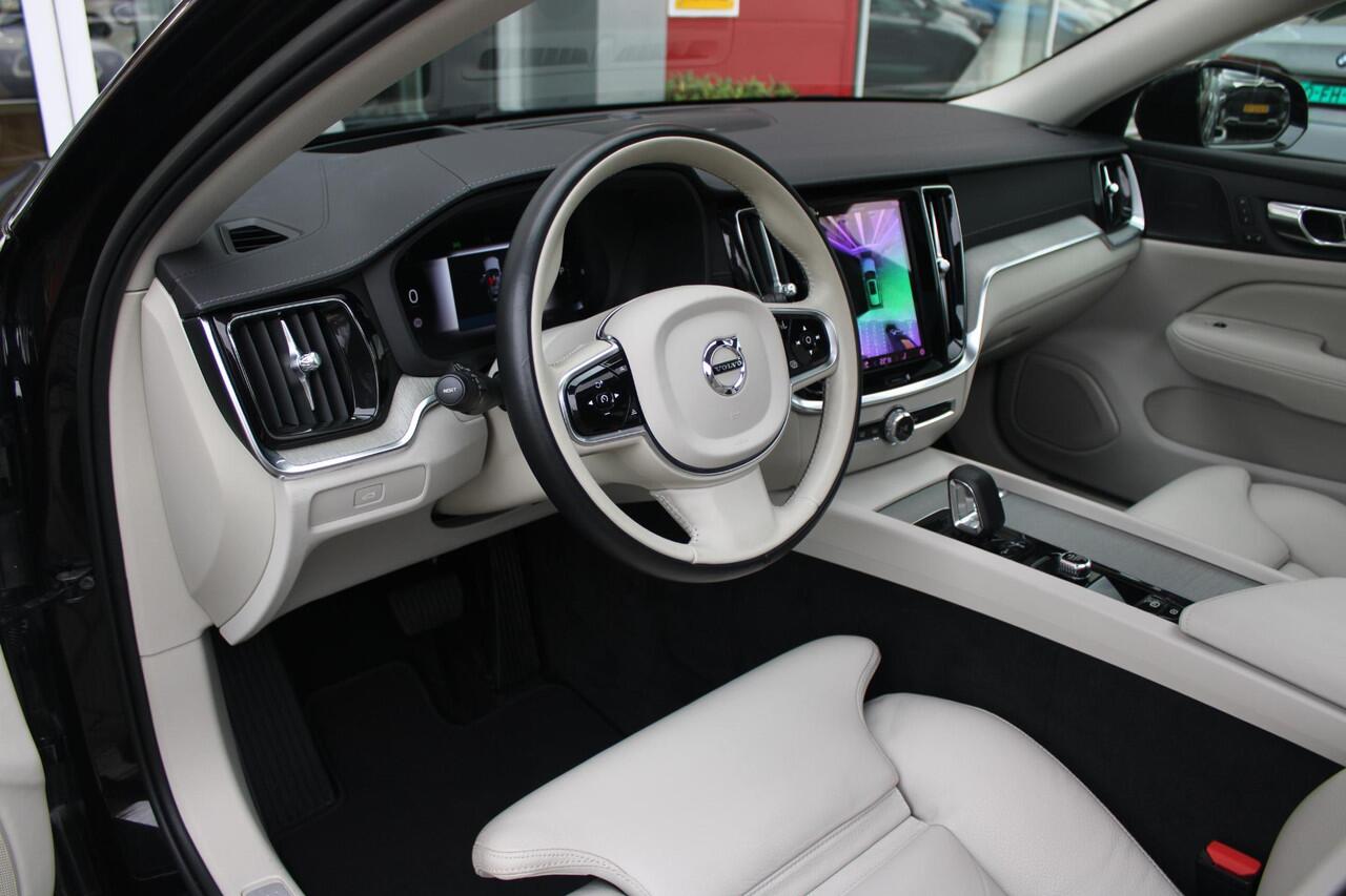 Volvo V60 CROSS COUNTRY 2.0 B5 250PK CROSSCOUNTRY AWD Ultimate AWD (VIERWIELAANDRIJVING) | PANORAMISCH SCHUIF/KANTELDAK | PARKEERVERWARMING MET TIMER (STANDKACHEL) | MORITZ LEDEREN BEKLEDING MET COMFORTSTOELEN EN DUAL TONE LEDEREN STUURWIEL | ELEKTRISCH VERSTELBARE VOORSTOELEN M