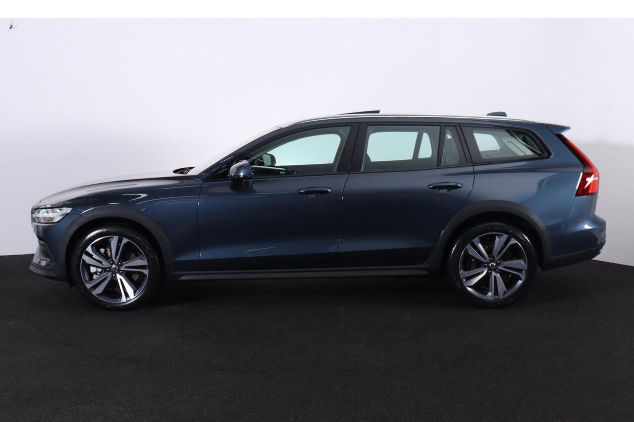 Volvo V60 CROSS COUNTRY B5 AWD Plus - Panoramisch schuifkanteldak - Elektr. bedienbare voorstoelen met geheugen - Lederen bekleding met verwarmde voorstoelen, stuur & achterbank - Parkeercamera achter - 19' 5-dubbel spaaks Matt Graphite-Diamond Cut velgen