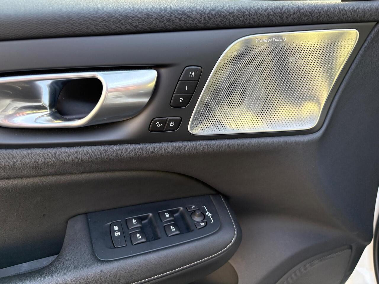 Volvo V60 CROSS COUNTRY 2.0 B5 AWD Ultimate | Bowers & Wilkins audio | Voorstoelen met massagefunctie | 20" | Stoel-/Stuurverwarming | Trekhaak | Gelamineerd glas | 360 Camera | Standkachel | Keyless Entry | Dodehoekdetectie | Google | Volvo On Call | Carplay |