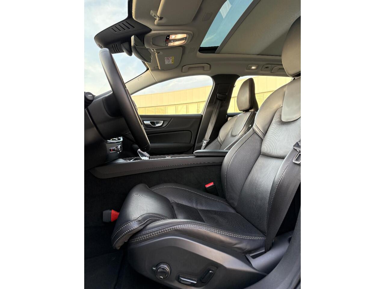 Volvo V60 CROSS COUNTRY 2.0 B5 AWD Ultimate | Bowers & Wilkins audio | Voorstoelen met massagefunctie | 20" | Stoel-/Stuurverwarming | Trekhaak | Gelamineerd glas | 360 Camera | Standkachel | Keyless Entry | Dodehoekdetectie | Google | Volvo On Call | Carplay |
