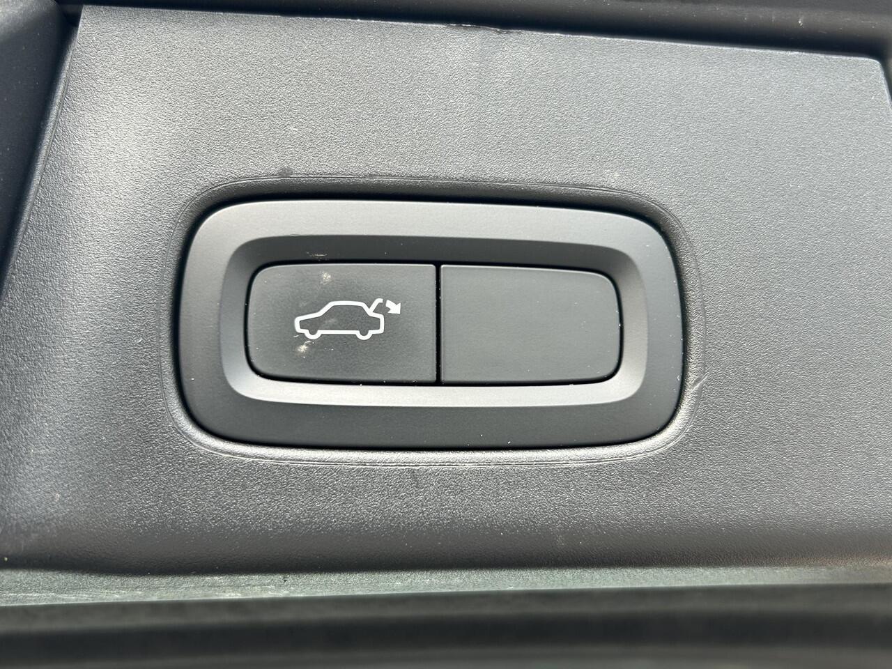 Volvo V90 2.0 T8 AWD Momentum / Navigatie / Climate Control / Cruise Control Adaptief / Achterklep Elektrisch / Trekhaak 2100 KG Trekgewicht / Lederen bekleding /