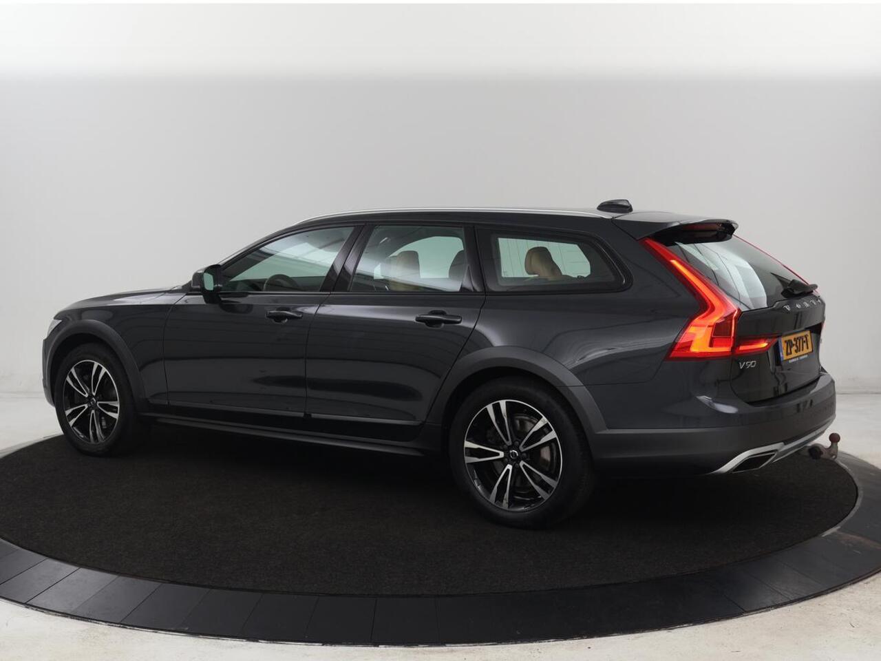 Volvo V90 Cross Country 2.0 T5 AWD | Leder | Trekhaak | Stoelverwarming | Adaptive cruise | Camera | Carplay | 19'' | Navigatie | DAB | Digital Cockpit