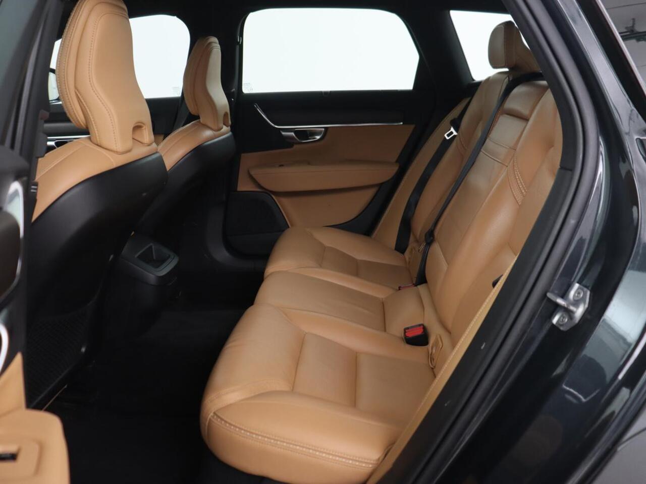 Volvo V90 Cross Country 2.0 T5 AWD | Leder | Trekhaak | Stoelverwarming | Adaptive cruise | Camera | Carplay | 19'' | Navigatie | DAB | Digital Cockpit