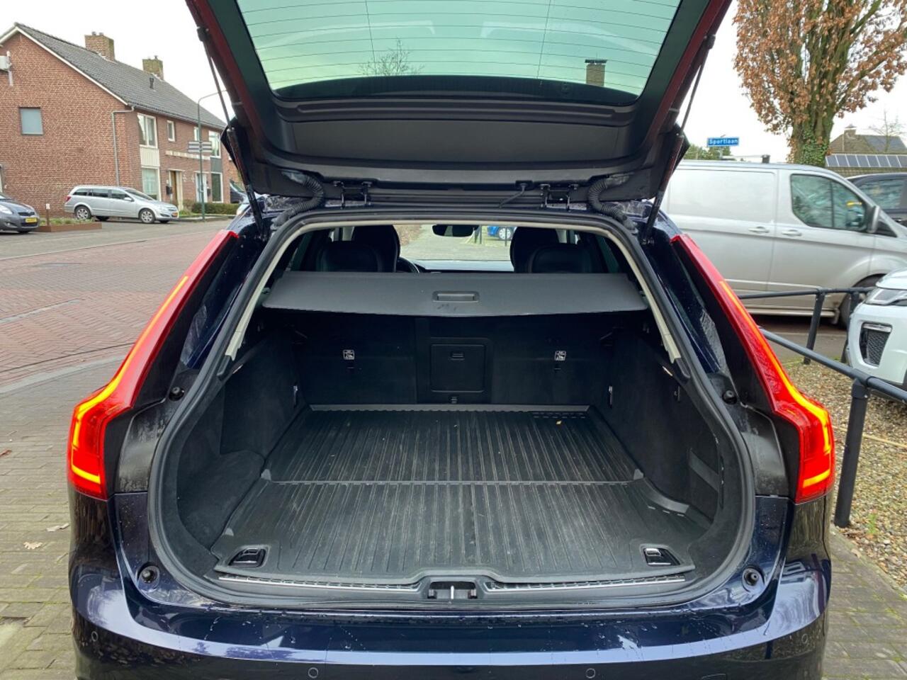 Volvo V90 2.0 T4 MOMENTUM 190PK AUTOMAAT / STOEL + STUUR VERW / PDC