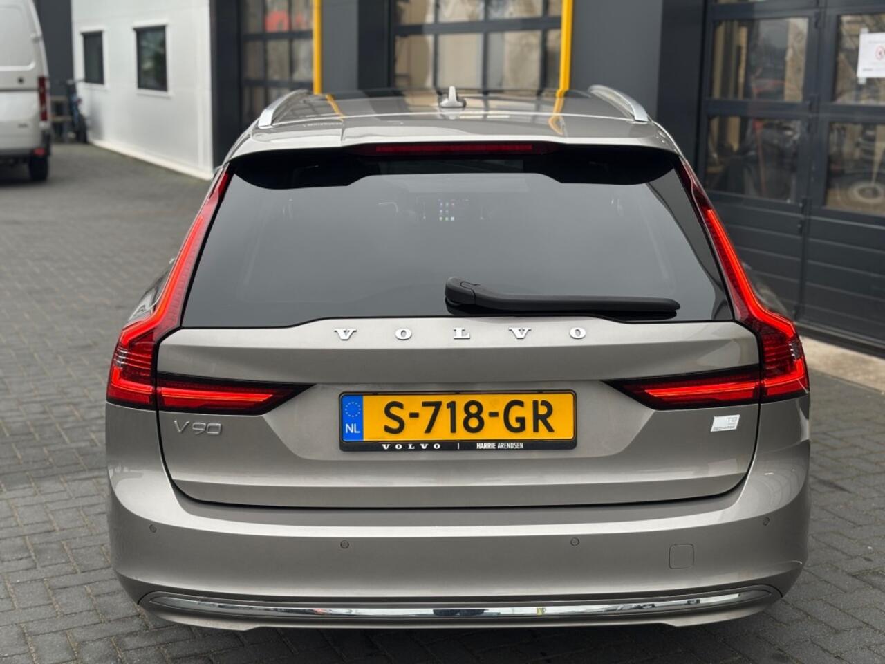 Volvo V90 T8 AWD Inscription Plug-in Hybrid 390 pk Trekhaak Pano