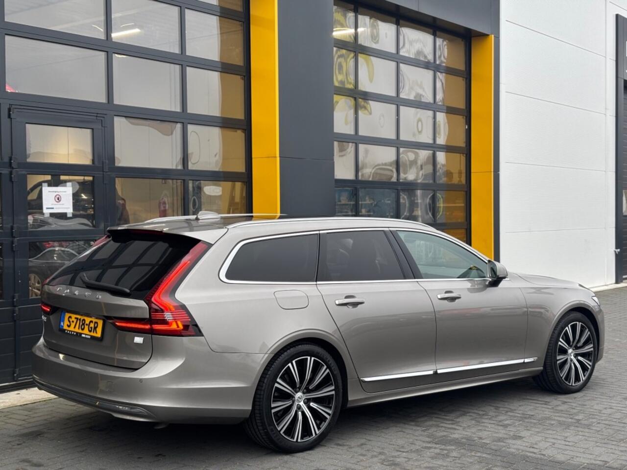 Volvo V90 T8 AWD Inscription Plug-in Hybrid 390 pk Trekhaak Pano