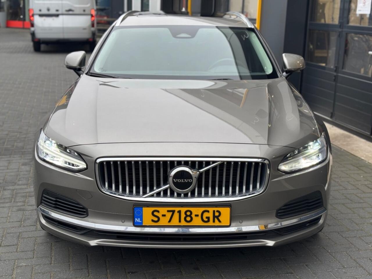 Volvo V90 T8 AWD Inscription Plug-in Hybrid 390 pk Trekhaak Pano