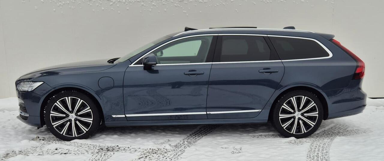 Volvo V90 2.0 T6 Phev AWD Plus 19" Wielen - Panoramadak - Trekhaak - Harman Kardon Audio - Camera achter - Climate - Privacy Glass - Zwart lederen Interieur - Electrisch bedienbare voorstoelen met memory- Achterbank verwarming - Voorruit verwarming