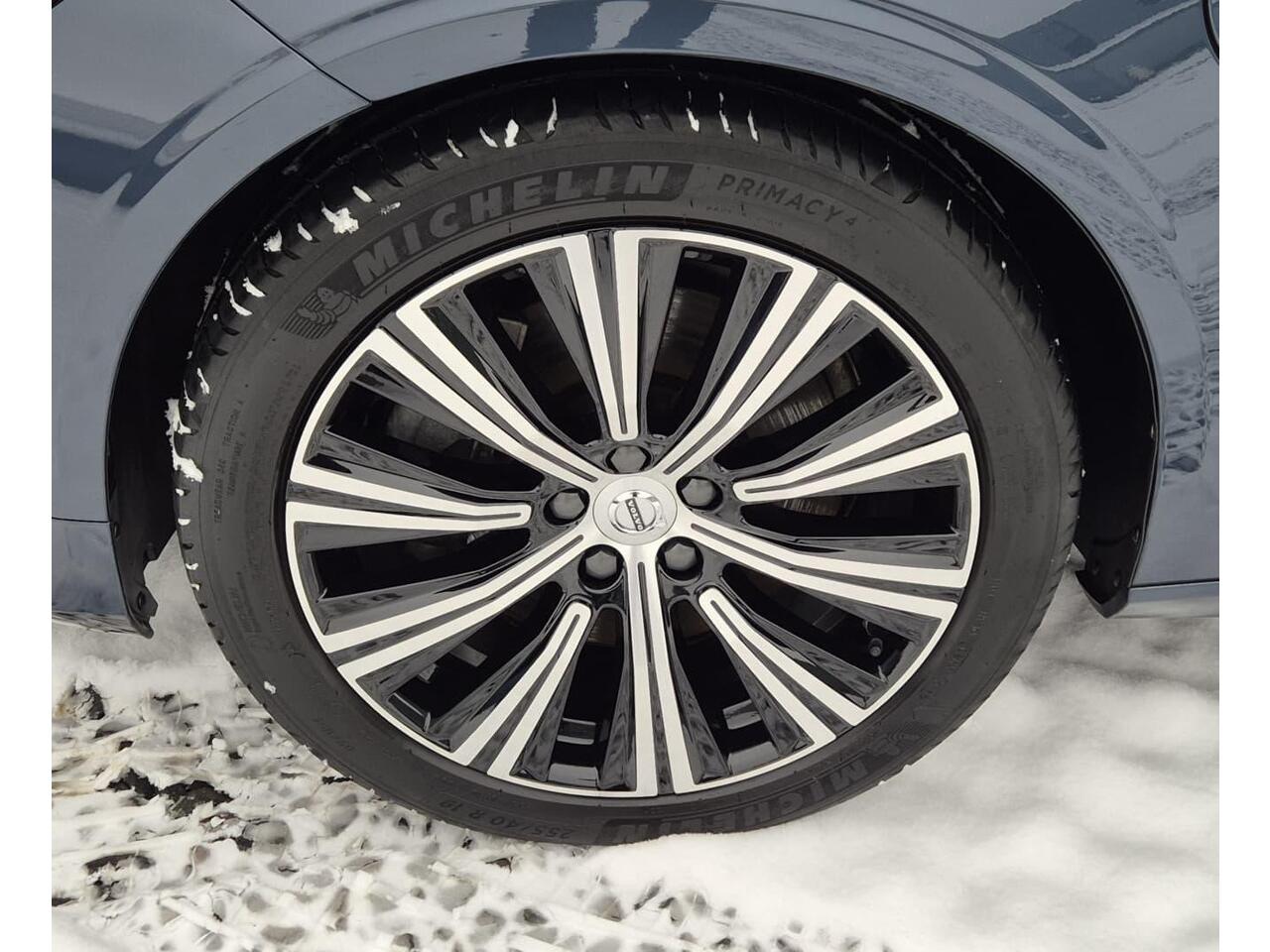 Volvo V90 2.0 T6 Phev AWD Plus 19" Wielen - Panoramadak - Trekhaak - Harman Kardon Audio - Camera achter - Climate - Privacy Glass - Zwart lederen Interieur - Electrisch bedienbare voorstoelen met memory- Achterbank verwarming - Voorruit verwarming