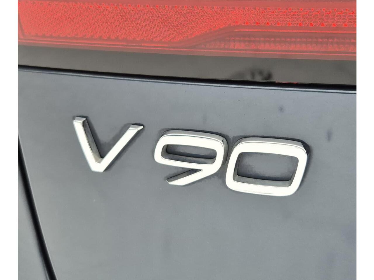 Volvo V90 2.0 T6 Phev AWD Plus 19" Wielen - Panoramadak - Trekhaak - Harman Kardon Audio - Camera achter - Climate - Privacy Glass - Zwart lederen Interieur - Electrisch bedienbare voorstoelen met memory- Achterbank verwarming - Voorruit verwarming