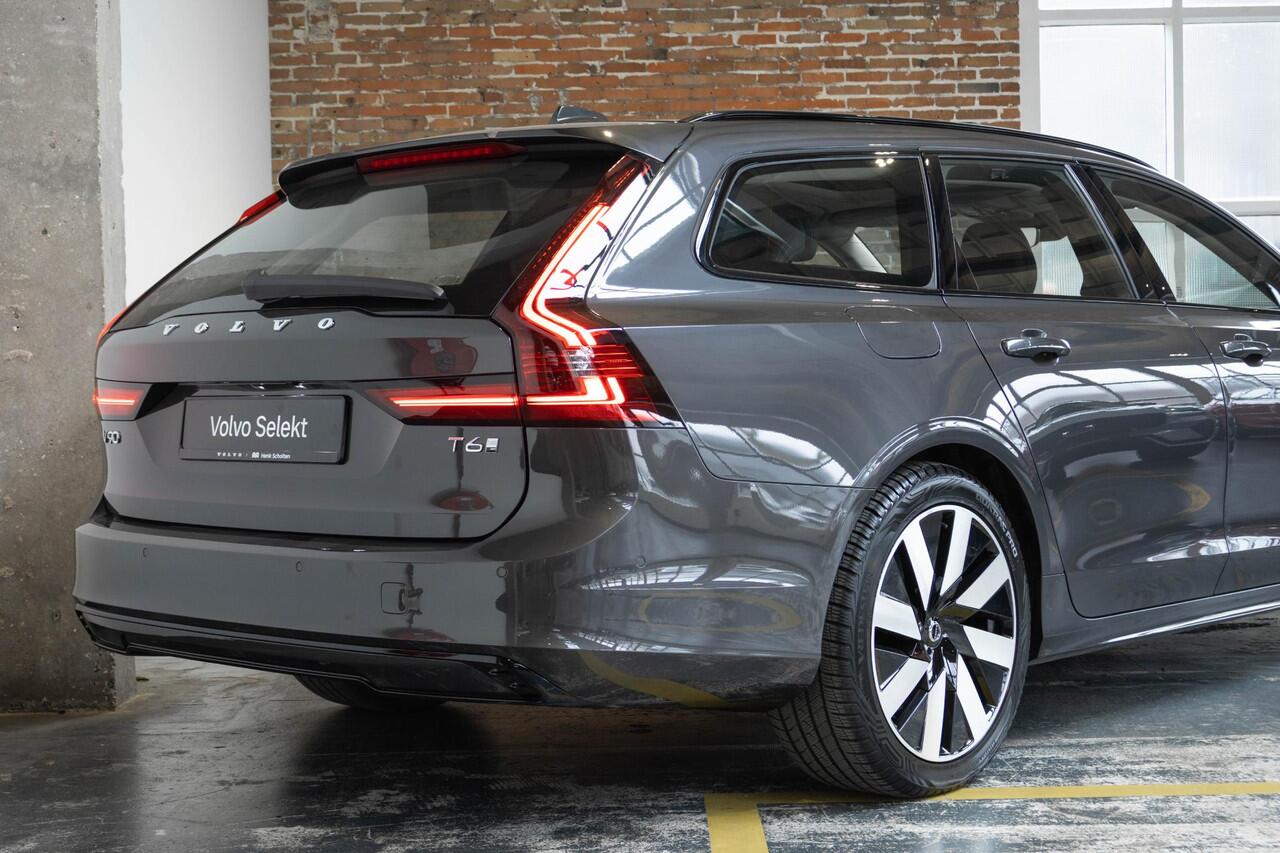 Volvo V90 T6 Plug-in hybrid AWD Ultra Dark | Panoramadak | Semi-Electrische Trekhaak | Verwarmbare voorstoelen+stuurwiel+achterbank | Premium audio by Harman Kardon | Head-up display | 360° Parkeercamera | Parkeersensoren voor + achter