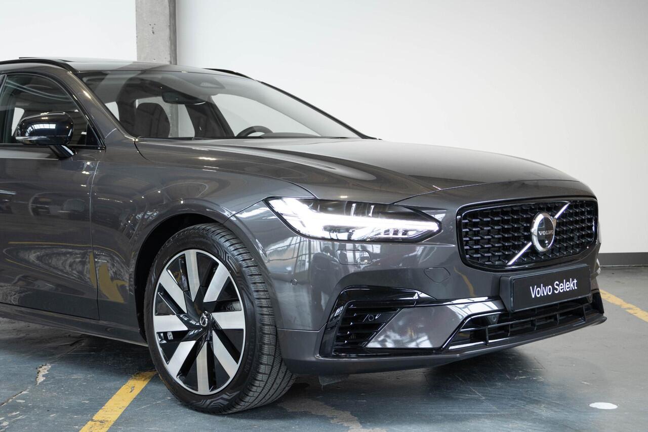 Volvo V90 T6 Plug-in hybrid AWD Ultra Dark | Panoramadak | Semi-Electrische Trekhaak | Verwarmbare voorstoelen+stuurwiel+achterbank | Premium audio by Harman Kardon | Head-up display | 360° Parkeercamera | Parkeersensoren voor + achter