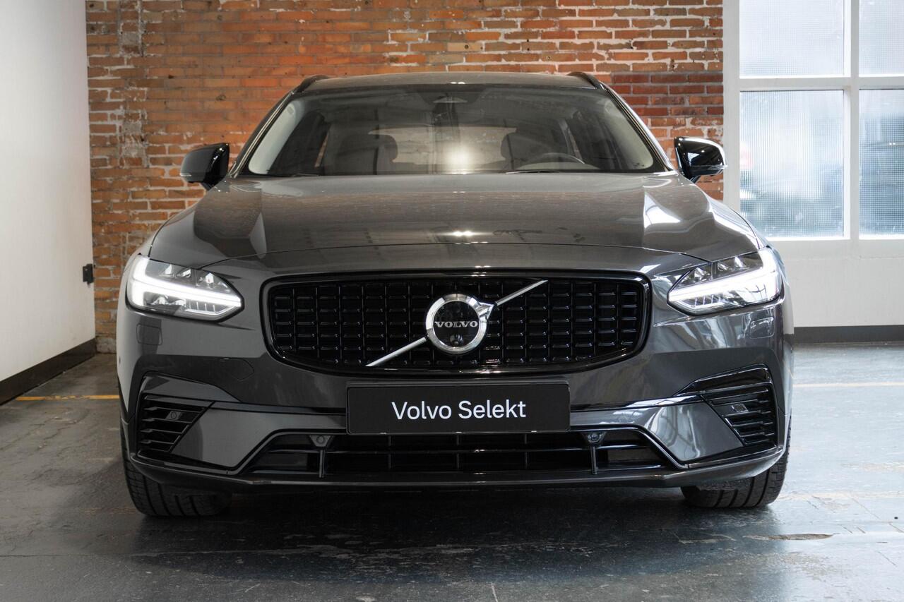 Volvo V90 T6 Plug-in hybrid AWD Ultra Dark | Panoramadak | Semi-Electrische Trekhaak | Verwarmbare voorstoelen+stuurwiel+achterbank | Premium audio by Harman Kardon | Head-up display | 360° Parkeercamera | Parkeersensoren voor + achter