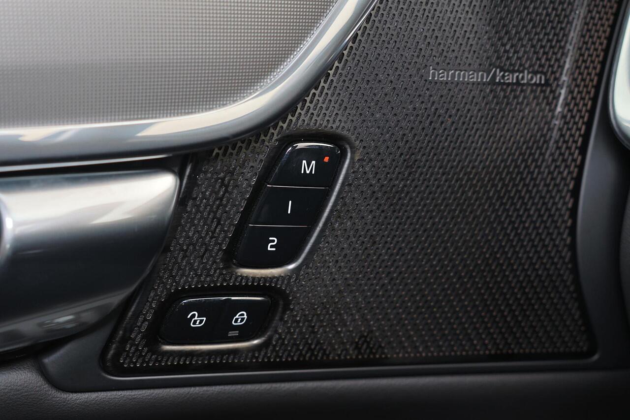 Volvo V90 T6 Recharge AWD Plus Dark - Luchtvering - IntelliSafe Assist & Surround - 360º Camera - Harman/Kardon audio - Adaptieve LED koplampen - Verwarmde voorstoelen, stuur & achterbank - Parkeersensoren voor & achter - Elektr. bedienb. voorstoelen met geheugen -