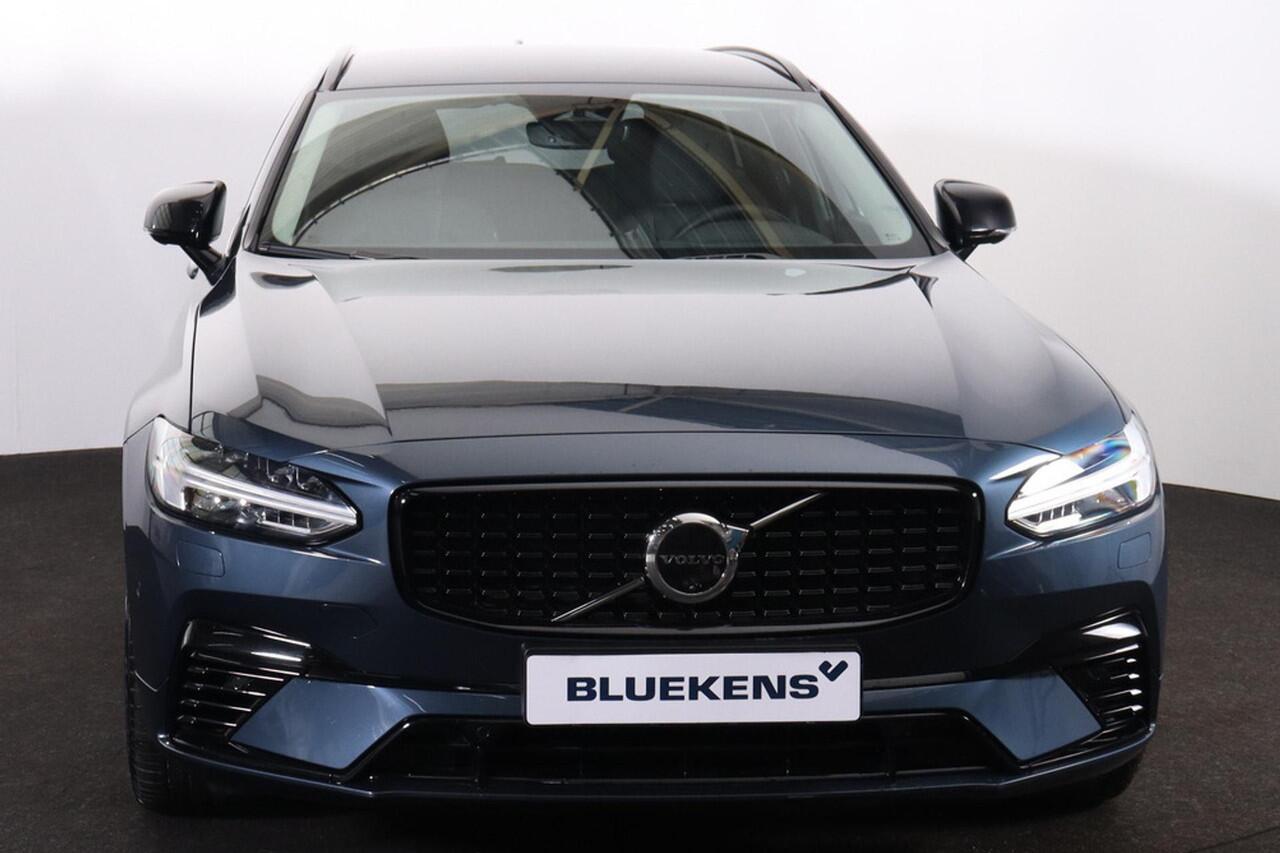 Volvo V90 T6 Recharge AWD Plus Dark - Luchtvering - IntelliSafe Assist & Surround - 360º Camera - Harman/Kardon audio - Adaptieve LED koplampen - Verwarmde voorstoelen, stuur & achterbank - Parkeersensoren voor & achter - Elektr. bedienb. voorstoelen met geheugen -