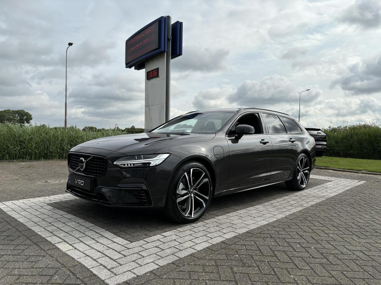 Volvo V90 T8 Plug-in hybrid AWD Ultra Executive Edition | Modeljaar 2026 | Privacy Glas | Bowers & Wilkins | Luchtvering | Massagestoelen |