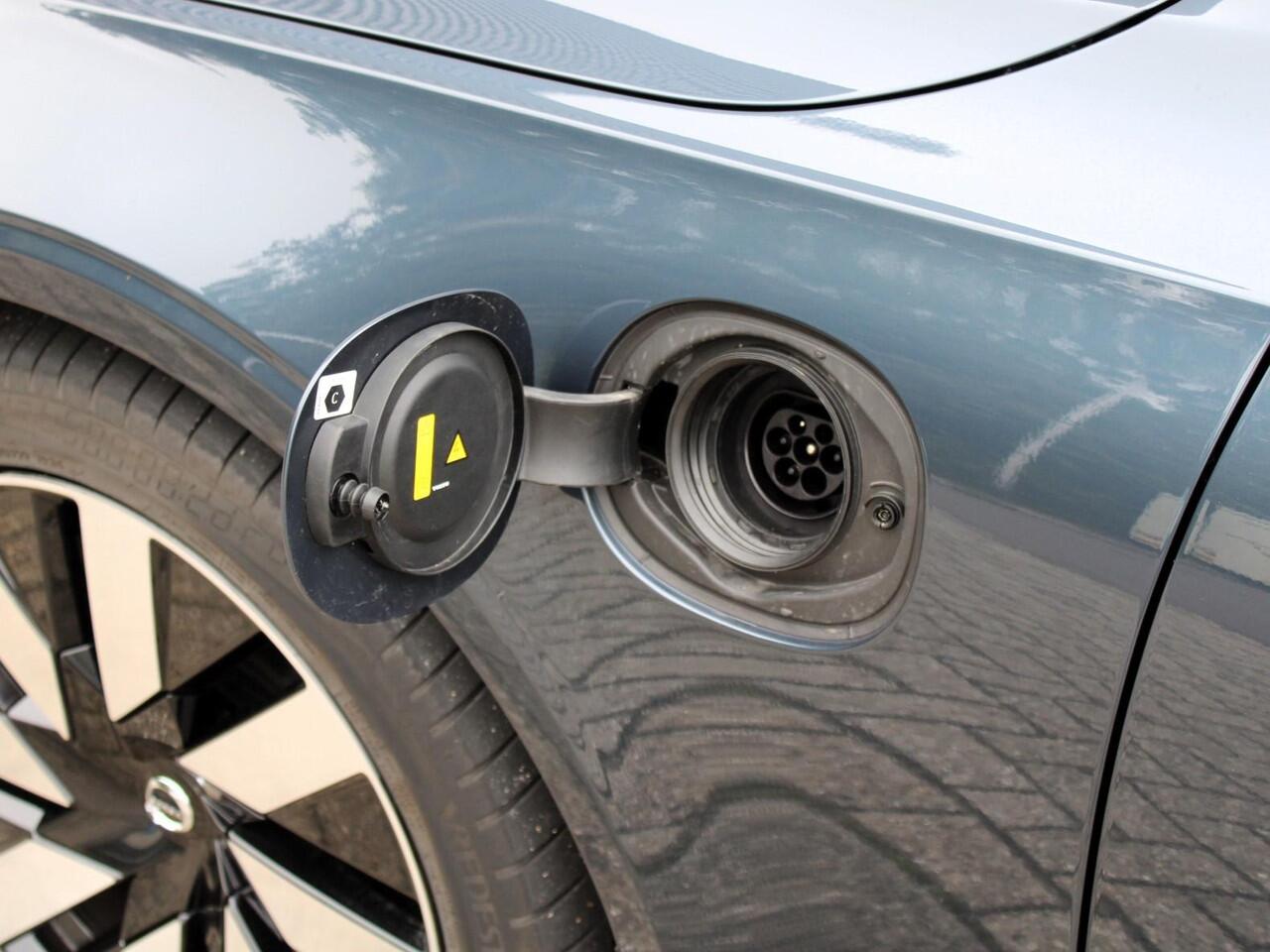 Volvo V90 T6 Plug-in hybrid AWD Ultimate Dark Automaat / Panoramadak / 360 graden camera / Volvo Alarm / Massagefunctie voorstoelen / 20" velgen