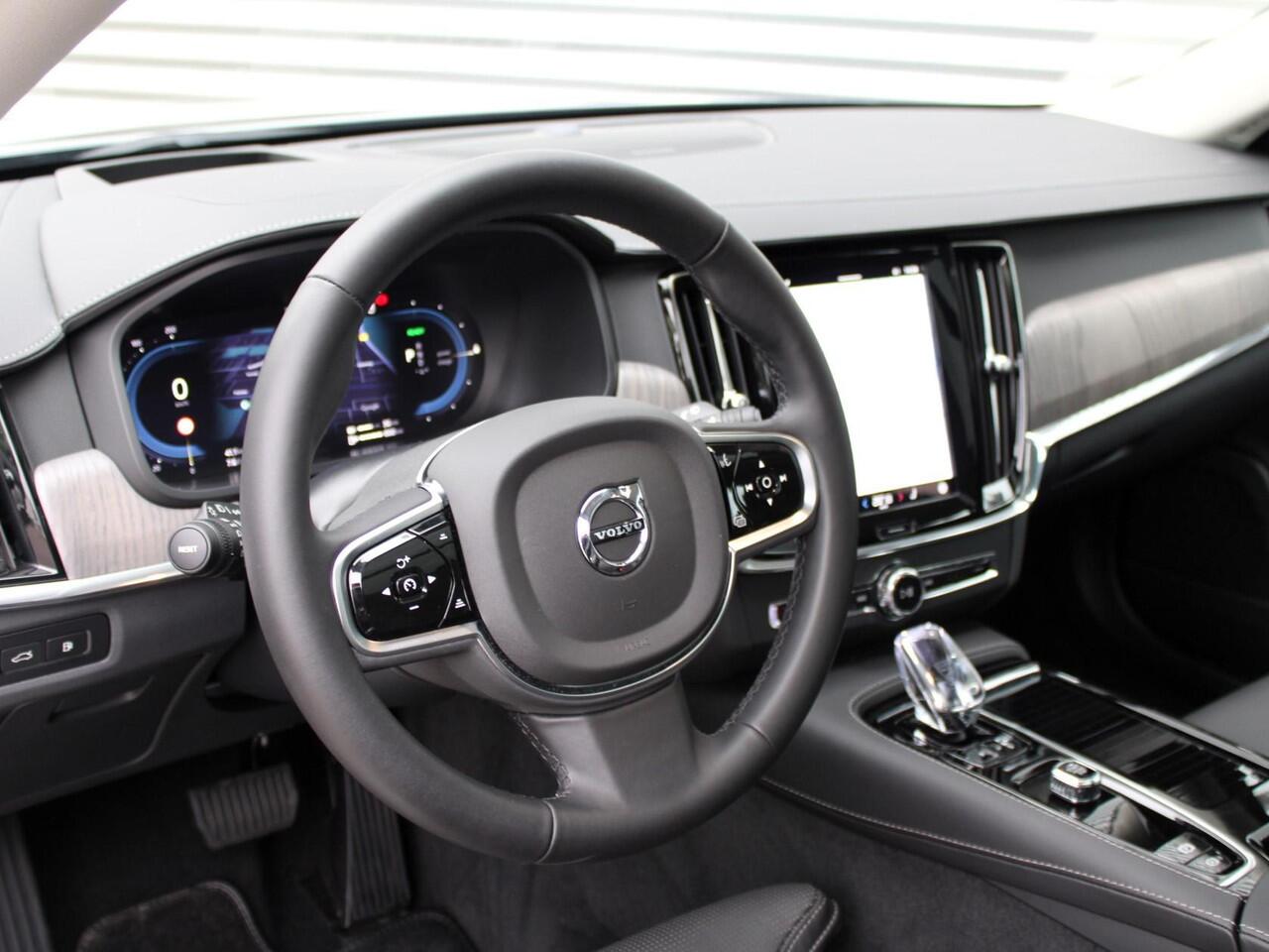 Volvo V90 T6 Plug-in hybrid AWD Ultimate Dark Automaat / Panoramadak / 360 graden camera / Volvo Alarm / Massagefunctie voorstoelen / 20" velgen