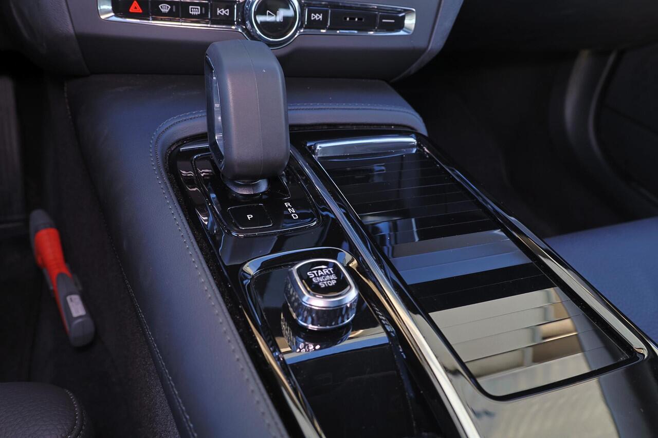 Volvo V90 T8 Recharge AWD Ultra Dark - Panorama/schuifdak - IntelliSafe Assist & Surround - 360º Camera - Harman/Kardon audio - Adaptieve LED koplampen - Verwarmde voorstoelen, stuur & achterbank - Parkeersensoren voor & achter - Elektr. bedienb. voorstoelen met ge