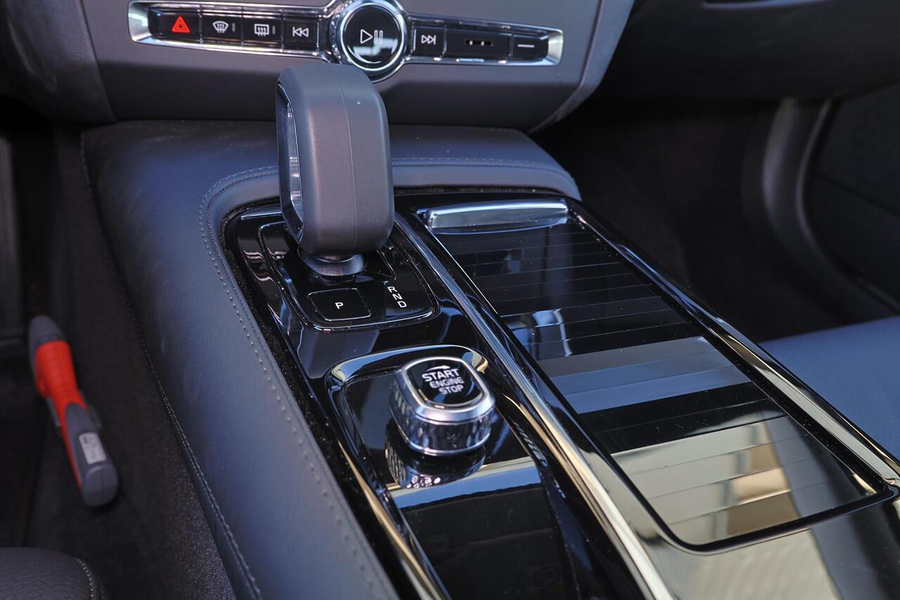 Volvo V90 T8 Recharge AWD Ultra Dark - Panorama/schuifdak - IntelliSafe Assist & Surround - 360º Camera - Harman/Kardon audio - Adaptieve LED koplampen - Verwarmde voorstoelen, stuur & achterbank - Parkeersensoren voor & achter - Elektr. bedienb. voorstoelen met ge