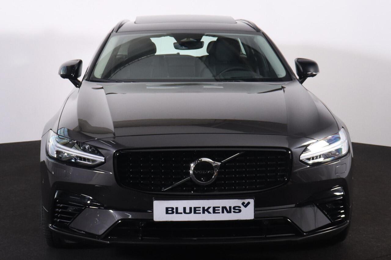 Volvo V90 T8 Recharge AWD Ultra Dark - Panorama/schuifdak - IntelliSafe Assist & Surround - 360º Camera - Harman/Kardon audio - Adaptieve LED koplampen - Verwarmde voorstoelen, stuur & achterbank - Parkeersensoren voor & achter - Elektr. bedienb. voorstoelen met ge