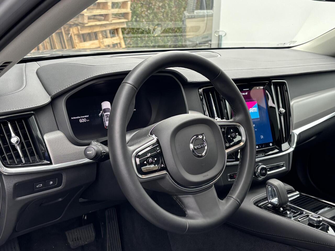 Volvo V90 T6 AWD Recharge Plus Dark / Panoramisch Dak / Luchtvering / 20" / 360 camera / Alarm