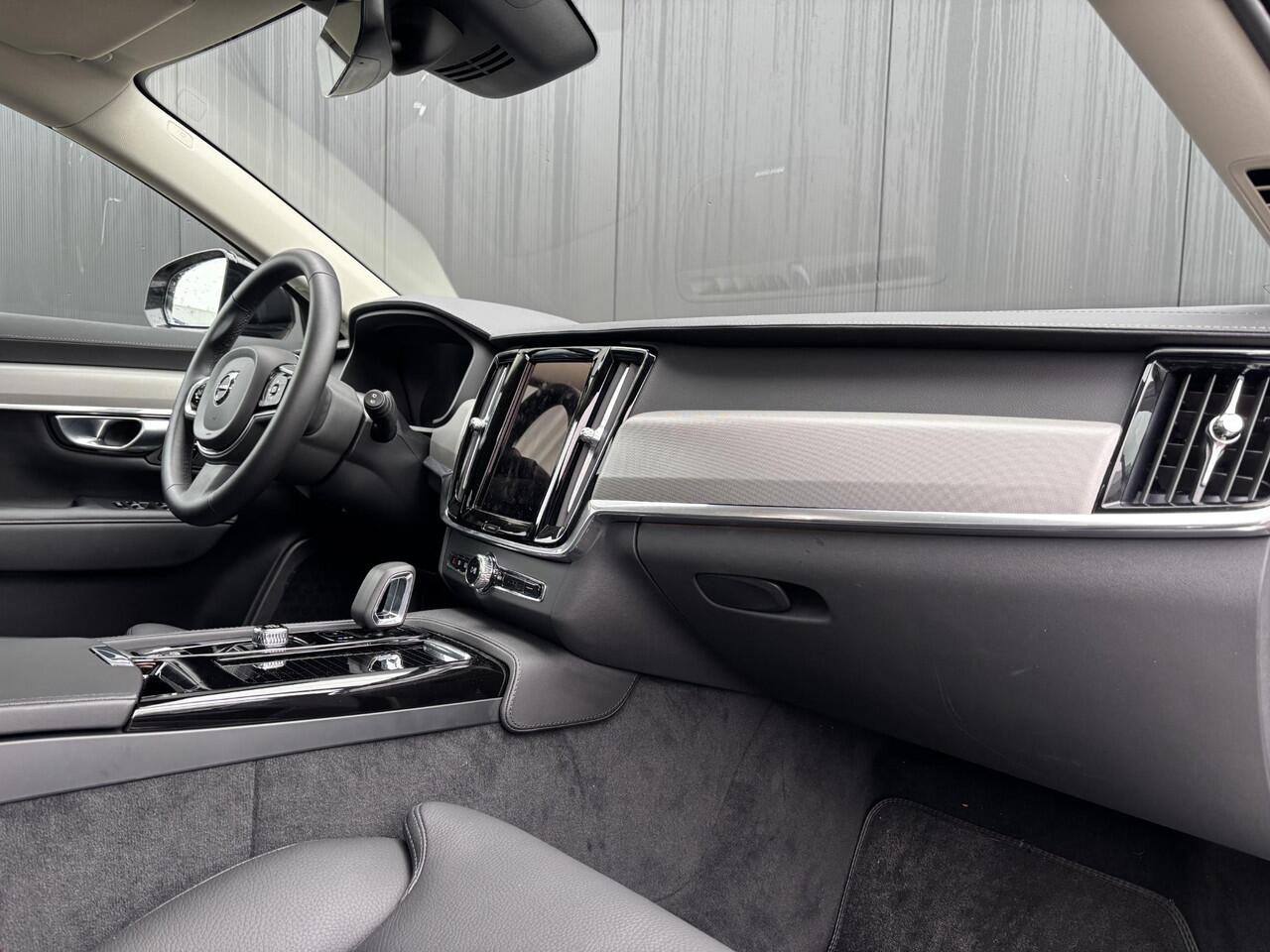 Volvo V90 T6 AWD Recharge Plus Dark / Panoramisch Dak / Luchtvering / 20" / 360 camera / Alarm