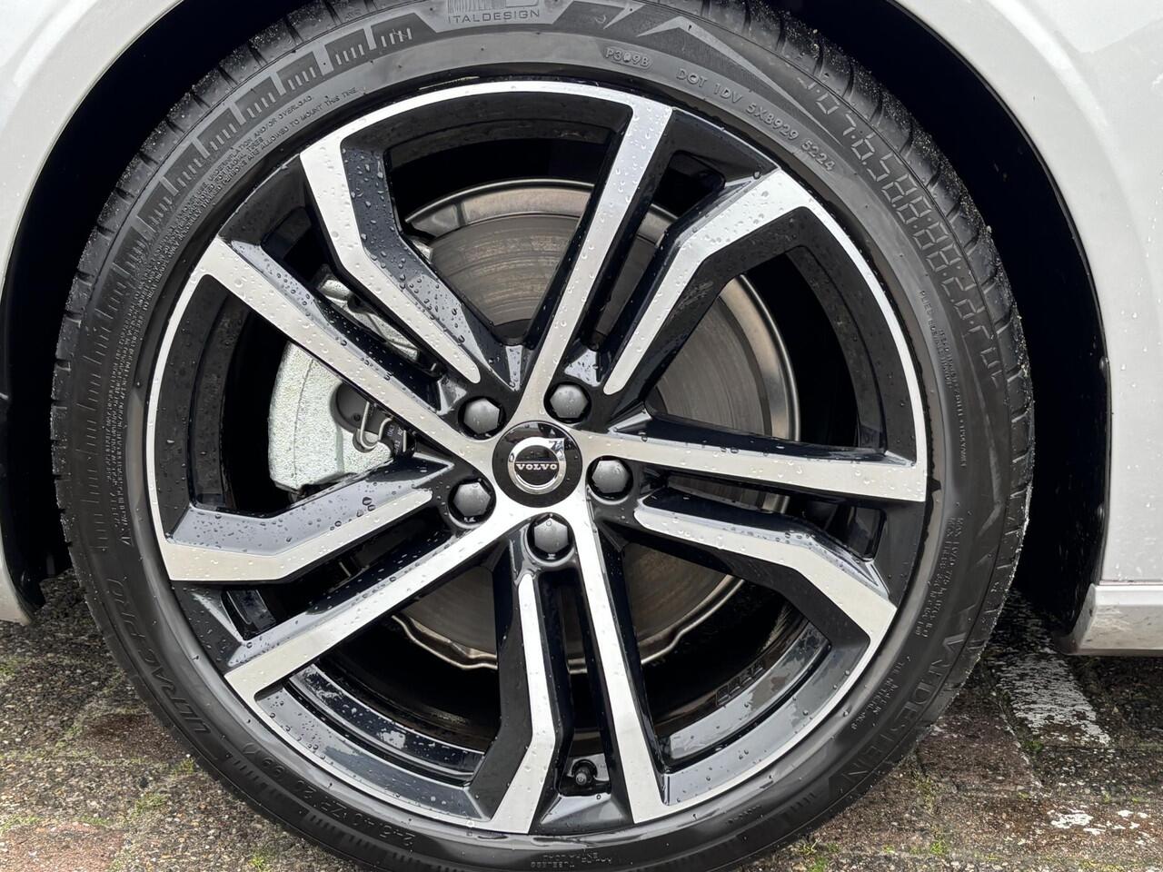 Volvo V90 T6 AWD Recharge Plus Dark / Panoramisch Dak / Luchtvering / 20" / 360 camera / Alarm