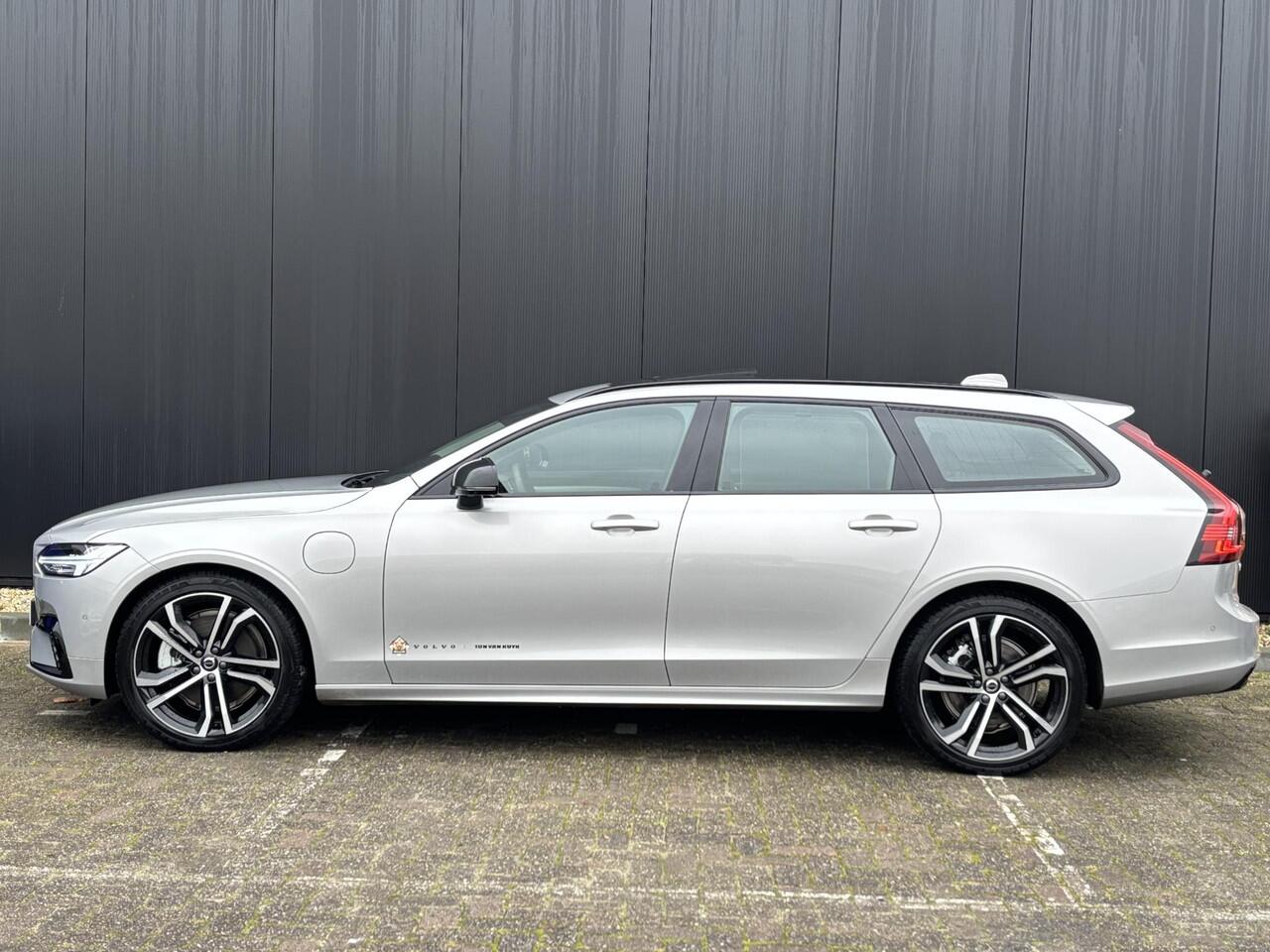 Volvo V90 T6 AWD Recharge Plus Dark / Panoramisch Dak / Luchtvering / 20" / 360 camera / Alarm
