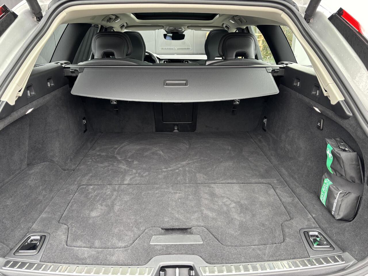 Volvo V90 T6 AWD Recharge Plus Dark / Panoramisch Dak / Luchtvering / 20" / 360 camera / Alarm