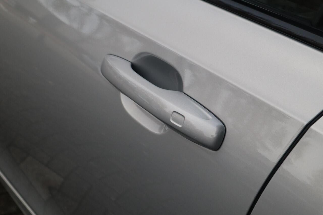 Volvo V90 2.0 T8 Plug-in hybrid AWD Ultra Dark | Head-up Display| Gelaagde zijruiten| 360* Camera| Semi-elektrisch inklapbare trekhaak|