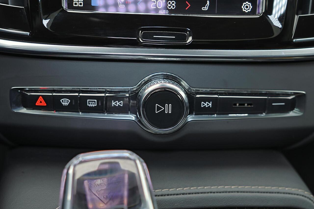 Volvo V90 T6 Recharge AWD Ultra Dark - Luchtvering - Panorama/schuifdak - IntelliSafe Assist & Surround - 360º Camera - Harman/Kardon audio - Adaptieve LED koplampen - Verwarmde voorstoelen, stuur & achterbank - Parkeersensoren voor & achter - Elektr. bedienb. voor